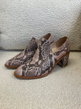 Load image into Gallery viewer, Bresley Shoes
