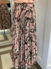 Load image into Gallery viewer, Juliette Hogan skirt
