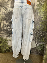 Load image into Gallery viewer, One teaspoon jeans
