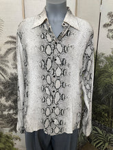 Load image into Gallery viewer, Zambesi Vintage Shirt Snake
