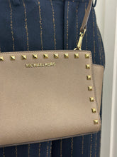 Load image into Gallery viewer, Michael Kors brown bag
